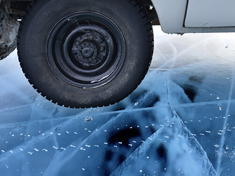 Колесо машины на льду